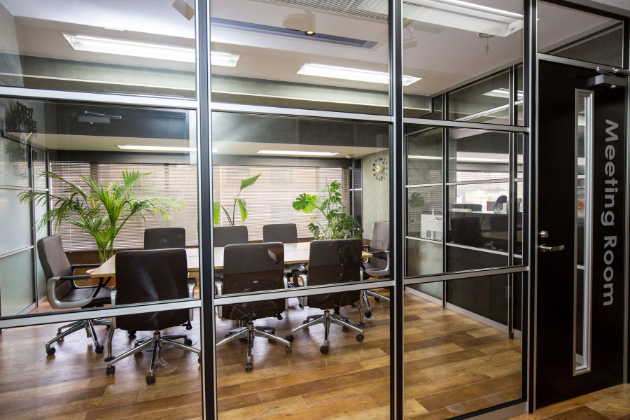2種類のガラス面で開放感とプライバシーを守る会議室